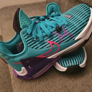 L Nike LeBron Witness 6 basketball shoes in the Clear Emerald Berry Sz4.5